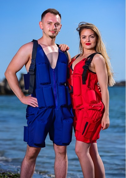 Mann und Frau in Badeanzügen